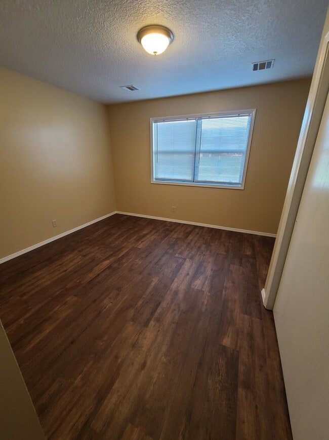 Building Photo - Large One Bedroom