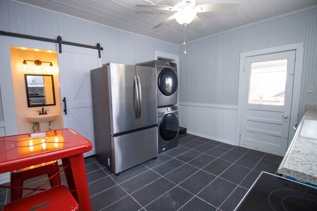 Building Photo - Now Preleasing for 2026–2027 – Beautifully Renovated Duplex in West Columbia