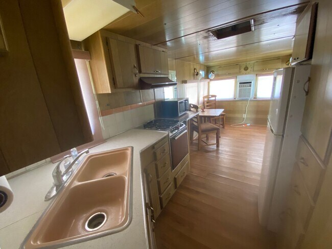 Building Photo - Unique and Spacious home