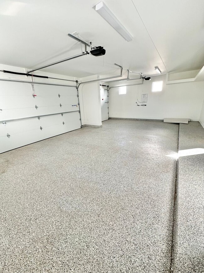 Building Photo - 4 Bed Desert Color Home!