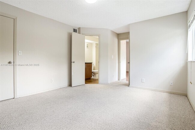 Building Photo - 643 Vista Isles Dr