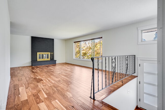 Building Photo - 1321 SE Eastwood Ct