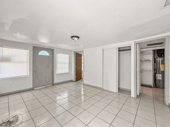 Building Photo - Spacious Tampa Home for Rent | Great Location & Large Yard! 3bed |2bath