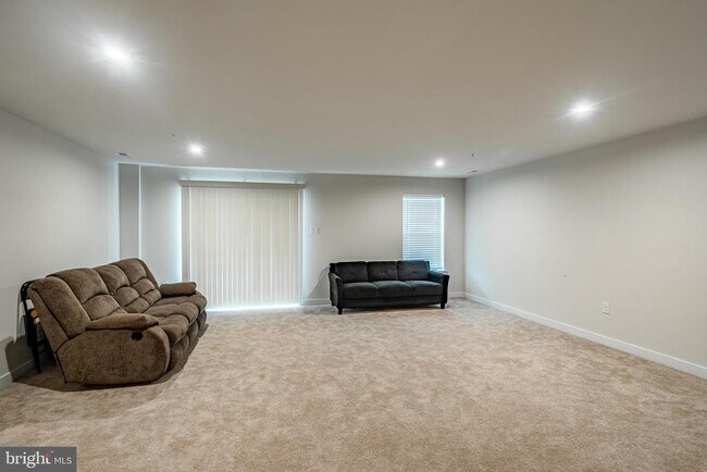 Building Photo - 208 Chase Dr