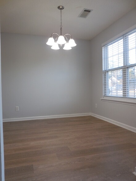 Dining room - 305 Chadwyck Cir