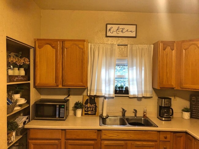 Building Photo - Large 3 Bedroom Available Now! Central air...