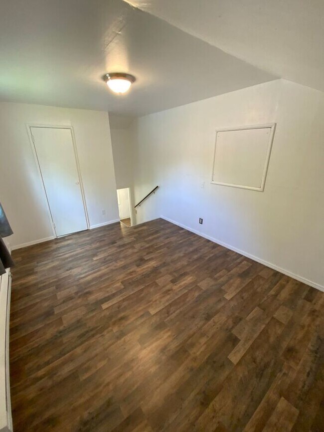 Building Photo - Tacoma home 3bdr 1.5 bath 1 car garage att...
