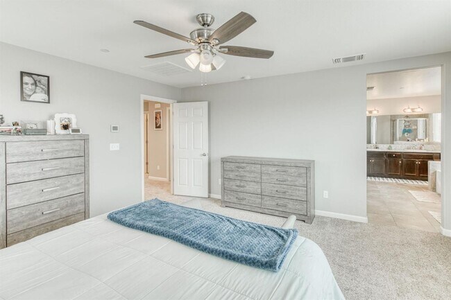 Building Photo - Beautiful 4 Bedroom 2.5 Baths in Clovis