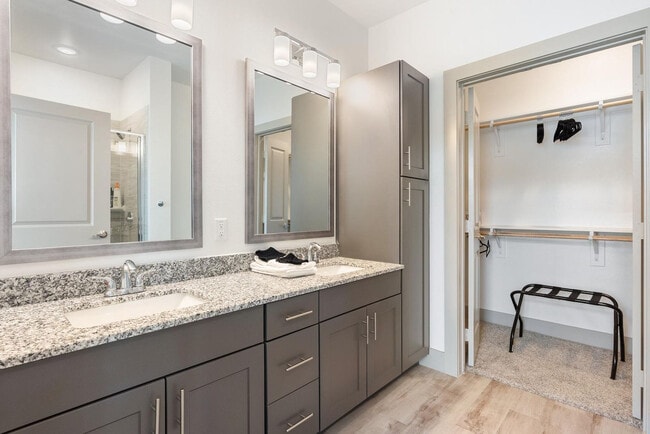 Building Photo - 12100 1/2 Ferrystone Glen Dr