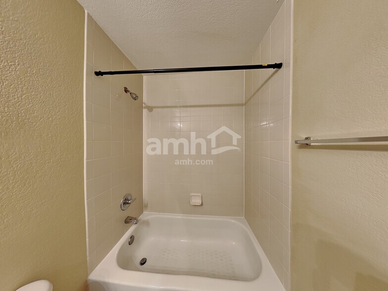 Building Photo - 2711 Candle Ridge Dr