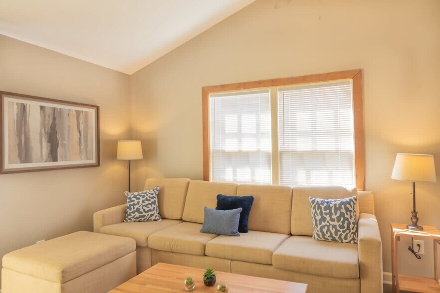 Building Photo - 3912 Crestview Dr
