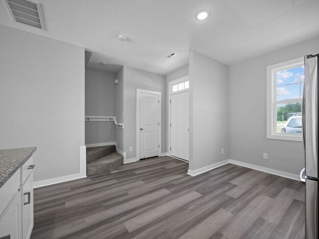 Building Photo - Large 3 story townhome near beach with community POOL and GYM!