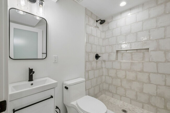 Building Photo - 1518 N Darien St