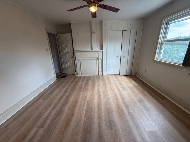 Building Photo - Updated Home - Greenfield