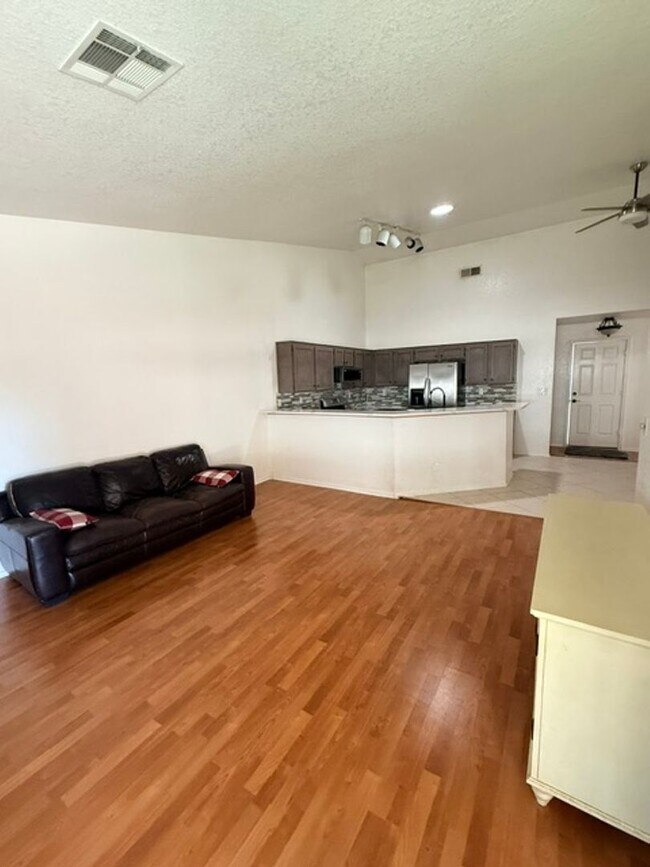 Building Photo - 875 E Serpentina Ave