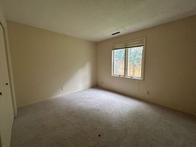 Building Photo - $3,350 | 5 Bedroom, 2.5 Bathroom House | P...