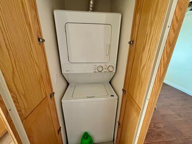 Building Photo - Two-story single-family home