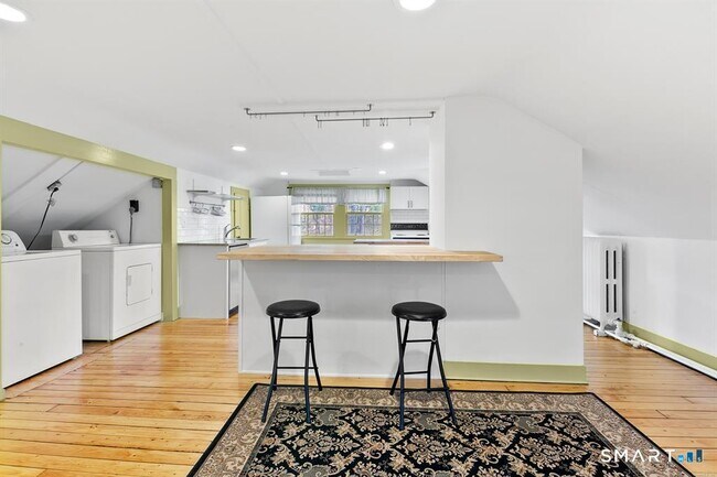 Building Photo - 185 Main St