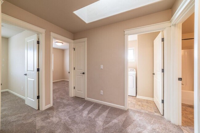 Building Photo - Beautiful unit in NE Bend!  Great location!