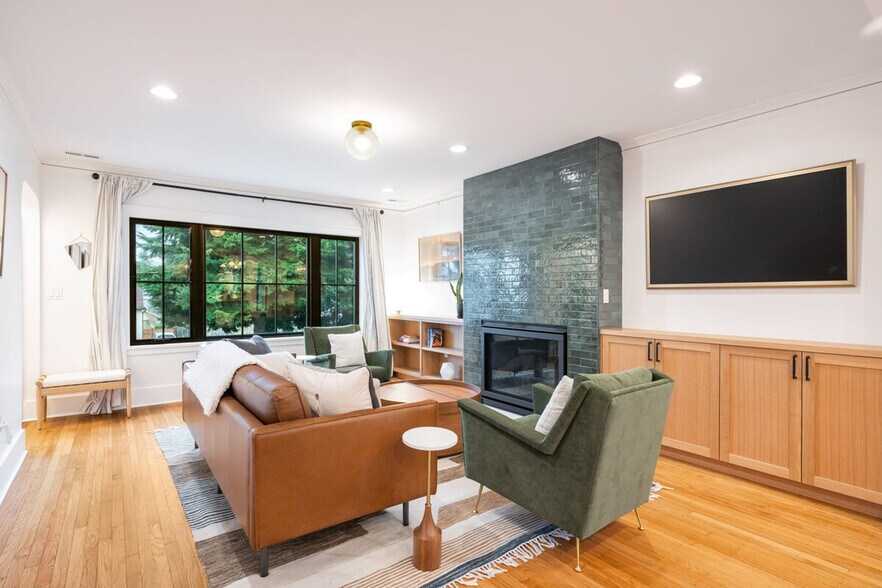 Building Photo - 2457 4th Ave W