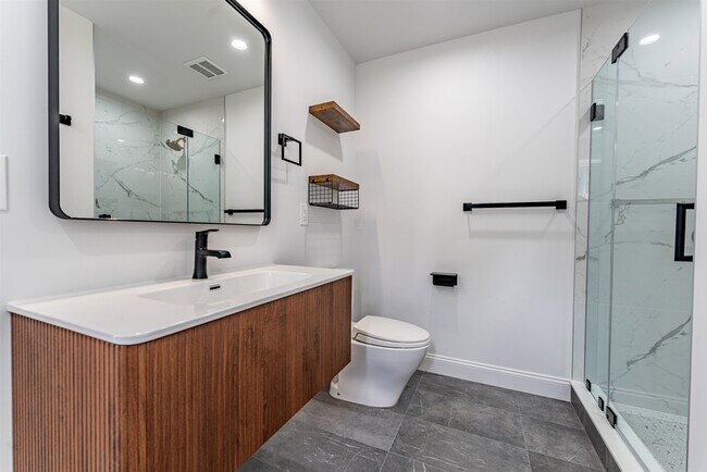 Building Photo - 5 Lowther Pl