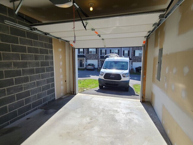 Building Photo - 3 bedroom,  2 1/2 bath town home in Waynesboro PA END UNIT