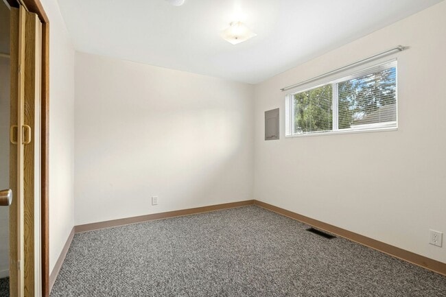 Building Photo - 3bd/2ba Seattle Home