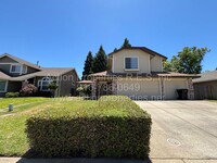 Building Photo - West Roseville 3 Bedroom 2.5 bathroom, 2 S...
