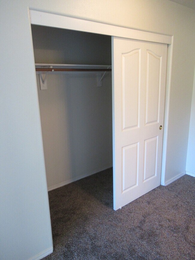 Building Photo - Large Three Bedroom Duplex in Keizer!