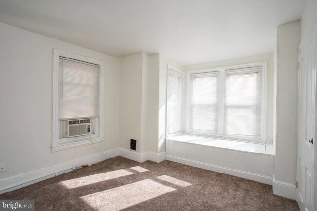 Building Photo - 5 Bedroms 1&1/2 Bathroom