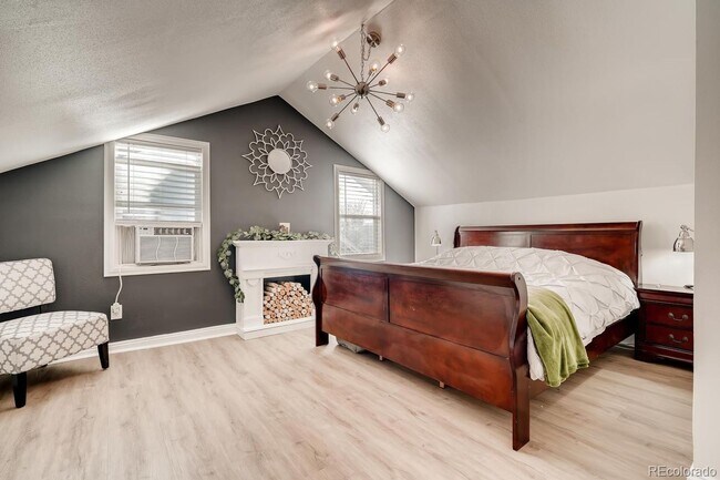 Building Photo - High End Remodel Near RiNo