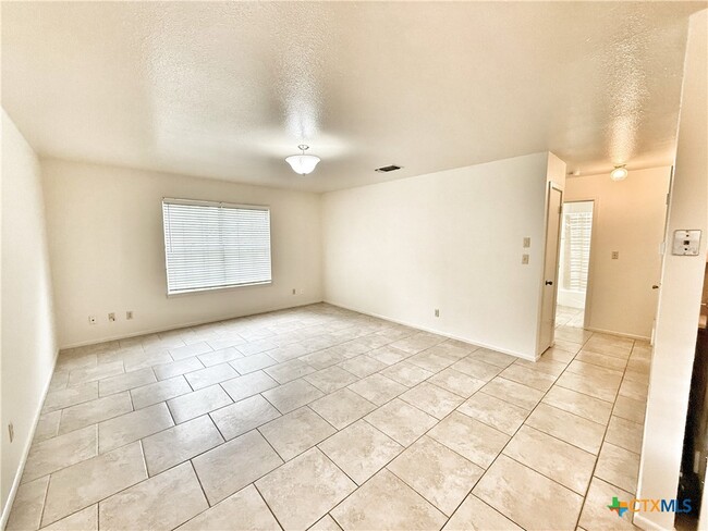 Building Photo - 331 Bobolink Dr