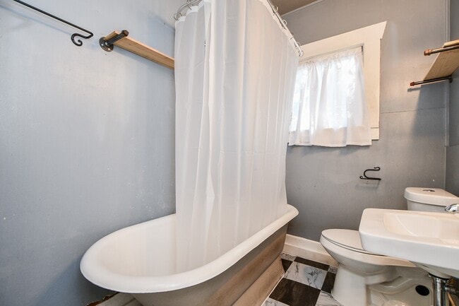 Building Photo - 208 Vincent St