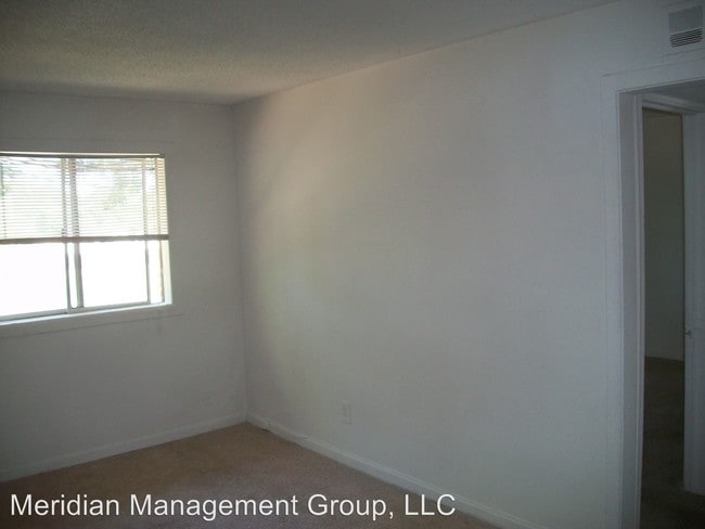 Building Photo - 2 br, 1 bath Apartment - 4855 College Street