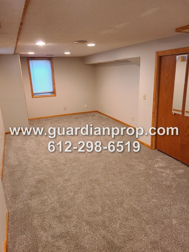 Building Photo - Updated House Near Hamline Available Septe...