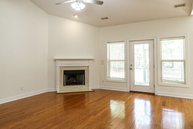 Building Photo - Desirable home on Lady's Island