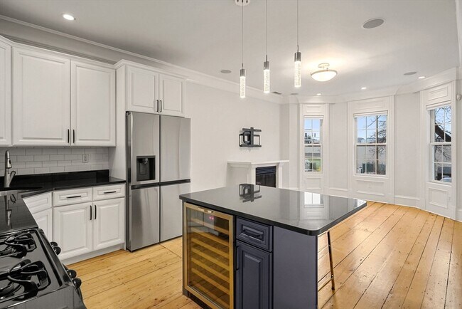 Building Photo - 703 E 4th St