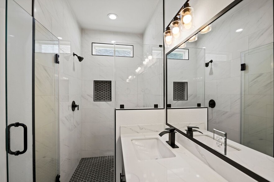 Building Photo - 1071 St Clair St