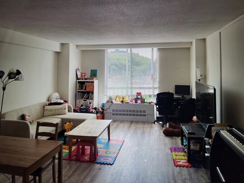 Primary Photo - 33 Pond Ave