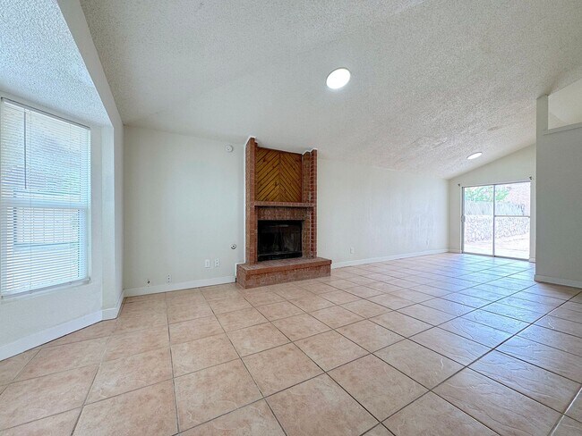 Building Photo - Northeast El Paso 2 bed Refrig A/C Duplex