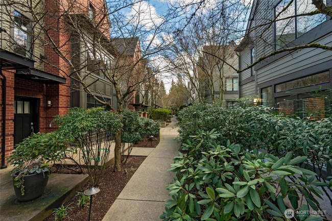 Building Photo - Rare Townhome 2 bed 2 bath in Heart of Bellevue Downtown