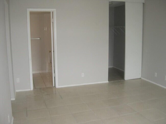 Building Photo - 605 S Pine Island Rd