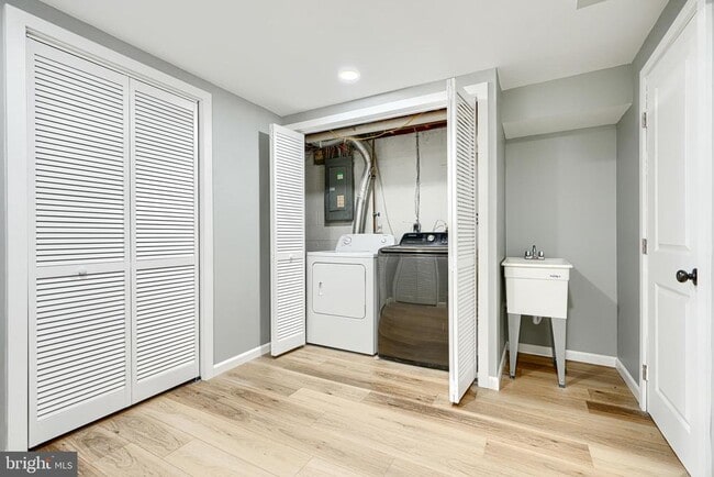 Building Photo - 28 Sandstone Ct