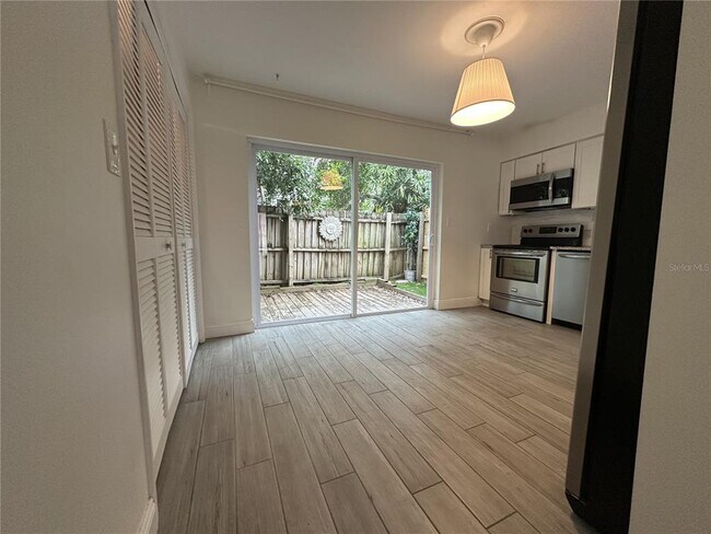 Building Photo - 308 S Bungalow Park Ave