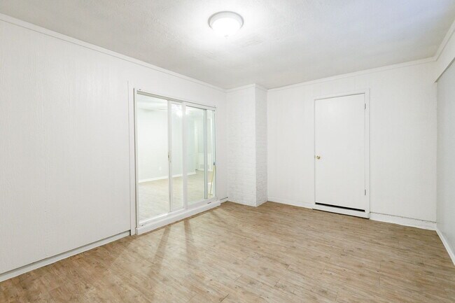 Building Photo - 3 Bedroom with 2 living rooms