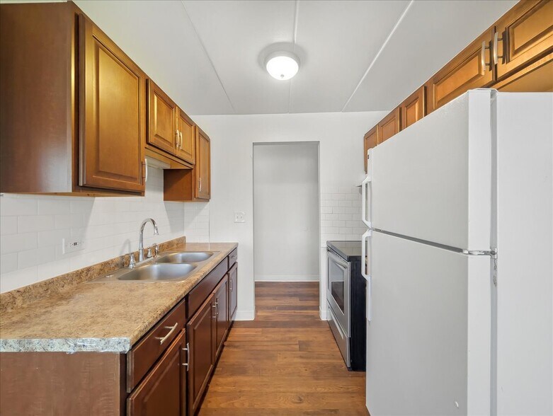 Building Photo - 350 S Main St