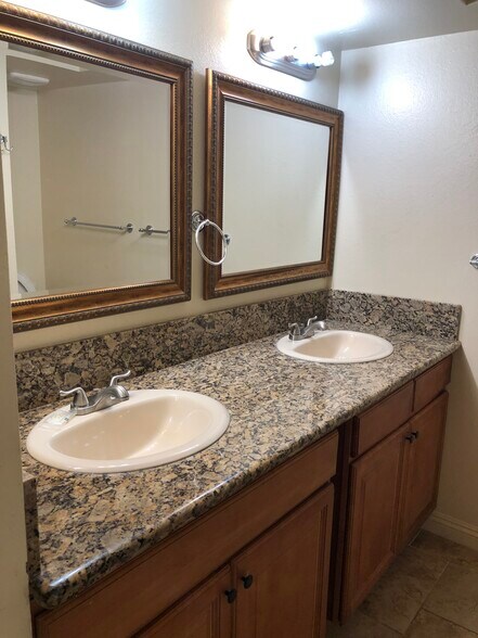 Building Photo - 32 Lakeview Cir