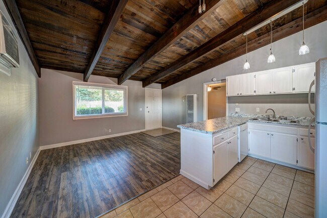 Building Photo - Redding Hilltop Apartments