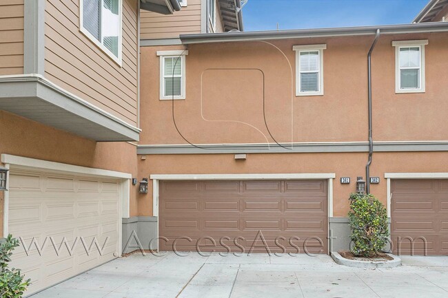Building Photo - Beautiful 3 Bed/3.5 Bath Condo In Tustin!