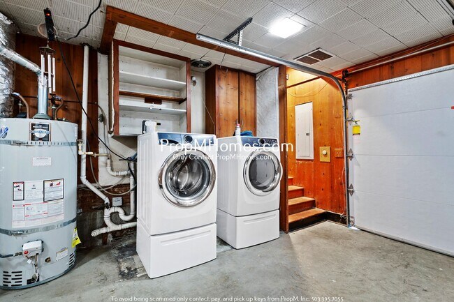 Building Photo - Three Bedroom Cottage in NE Salem!